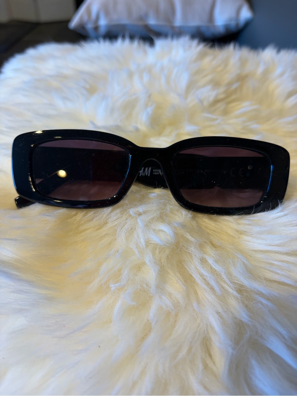 H&M Black Rectangular Sunglasses with Dark Lenses